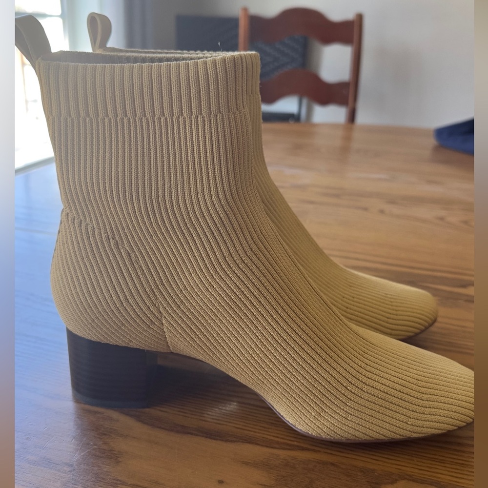 Everlane Beige Ribbed Ankle Booties 9.5 (shoe12)